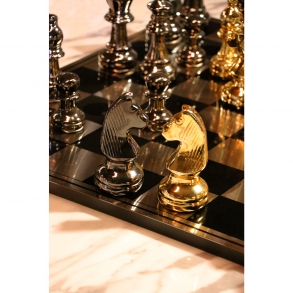 Šachy na ocelové šachovnici 60cm